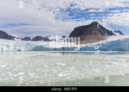 Smeerenburgbreen, Gletscher in der Nähe von Reuschhalvøya in Albert I mündet Land in Bjørnfjorden, inneren Teil des Smeerenburgfjorden, Svalbard, Norwegen Stockfoto