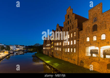 Salzspeicher/Salz Lagerhallen in der Nacht entlang der oberen Trave in der Hansestadt Lübeck / Luebeck, Schleswig-Holstein, Deutschland Stockfoto