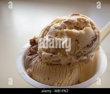 Nahaufnahme von eisschaufel von Vanille und Schokoladeneis mit Löffel Graben in Stockfoto