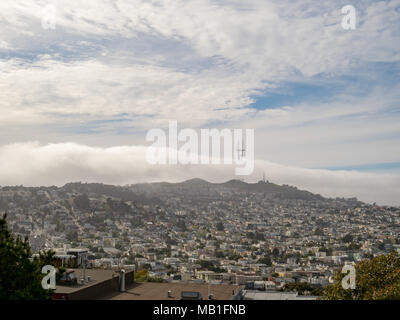 Anzeigen von Nebel überholen Sutro Tower und Twin Peaks in San Francisco. Diese Flecken sind große auf den Tourismus. Stockfoto