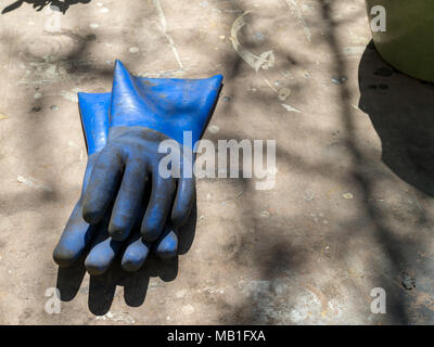 Verwitterte latex Gartenhandschuhe nach Tag der harten Gebrauch zu verwerfen Stockfoto