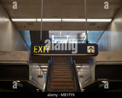 Ausfahrt in einen dunklen Tunnel mit Treppe bis Ausfahrt Stockfoto
