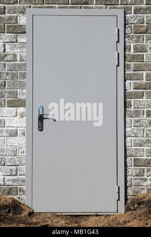 Grauer stahl Eingangstür in eine Mauer von einem Bunker gebaut Stockfoto