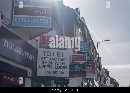 Viele shop Vermietung agent Bretter montiert an einer Wand in Shrewsbury als Stadt ringt weiter um leerstehende Geschäfte auf der High Street und dem Einkaufszentrum zu füllen Stockfoto