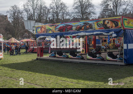 Die Menschen genießen die Fahrgeschäfte auf der Kirmes an einem hellen und sonnigen Frühling Tag nachmittag in Shrewsbury, Shropshire, West Midlands Stockfoto