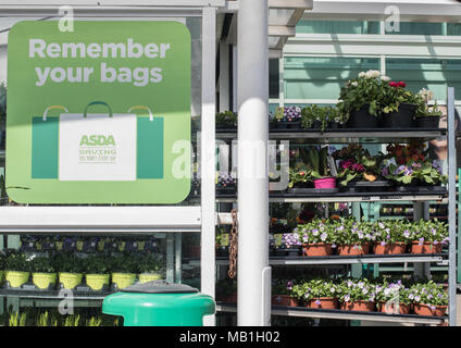 Asda Zeichen erinnern Kunden nicht zu vergessen Ihre wiederverwendbaren Taschen während ihrer wöchentlichen Shop tun Stockfoto