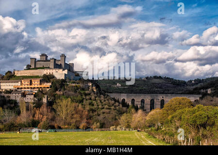 Spoleto, Perugia, Umbrien, Italien. Überblick über die beiden wichtigsten Sehenswürdigkeiten: Die Festung und die Brücke von den Türmen, im Grünen Stockfoto