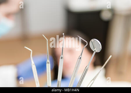 Der Zahnarzt Tools auf einem unscharfen Hintergrund einer zahnmedizinischen Büro Stockfoto