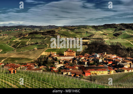 Die Stadt Barolo, mit der falletti Schloss, inmitten der Weinberge, im Zentrum der Gegend von der gleichnamigen Wein. Stockfoto