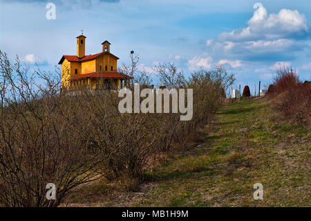 Die parteiliche Schrein, 1947 eingeweiht, hält die Überreste von mehreren Befreiung Kriegsopfer und erinnert an die Namen der Gefallenen des 1. Alp. Div. Stockfoto