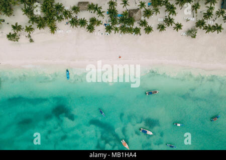 Strand mit Palmen und Ocean mit Booten Stockfoto