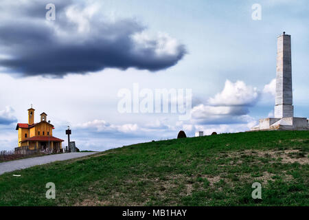 Die parteiliche Schrein, 1947 eingeweiht, hält die Überreste von mehreren Befreiung Kriegsopfer und erinnert an die Namen der Gefallenen des 1. Alp. Div. Stockfoto