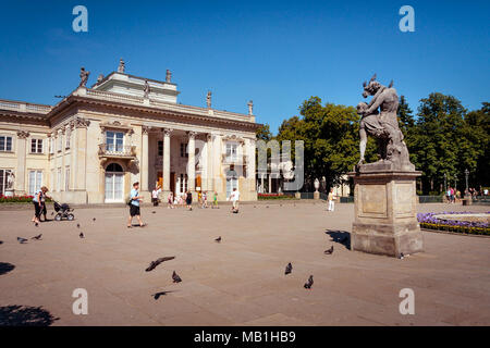 Touristen, die sich in der Lazienki Łazienki Park, südlich des Schlosses auf der Insel, wichtige touristische Attraktion WARSCHAU, POLEN - 20. AUGUST 2009 Stockfoto