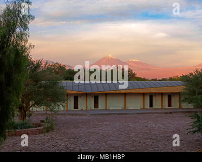 Explora Atacama Hotel mit Licancabur Vulkan hinter, San Pedro de Atacama, Chile Stockfoto