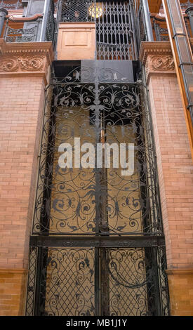 Detail des Aufzugsschachts in der Lobby des Bradbury Building, 304 South Broadway in der West 3rd Street in der Innenstadt von Los Angeles, Kalifornien. Stockfoto