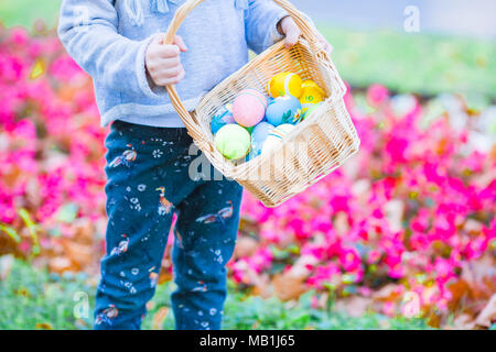 Kleines Kind mit Ostereier in busket auf Ostern outdoor Stockfoto