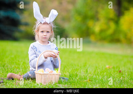 Kleines Kind mit Ostereier in busket auf Ostern outdoor Stockfoto