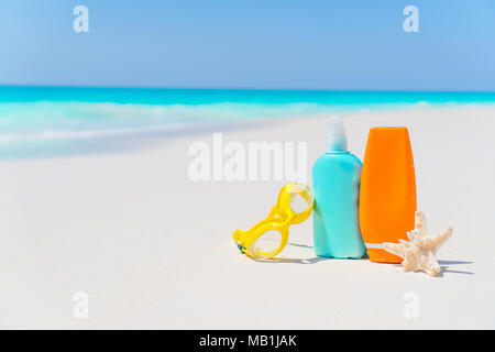 Sonnencreme Flaschen, Gläser, Seesterne am White Sand Beach Stockfoto