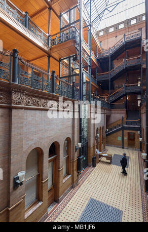 Lobby des Bradbury Building, 304 South Broadway an der West 3rd Street in der Innenstadt von Los Angeles, Kalifornien. Stockfoto