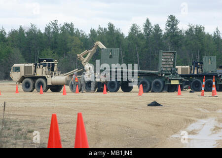 Soldaten aus der US-Armee motor Transport Operator militärischen beruflichen Spezialgebiet lernen die schweren Erweiterte Mobilität Tactical Truck (HEMTT) mit einer Last-handling system April 20, 2015, am Fort McCoy, Wis., taktische Schulung Base Patriot als Teil der Ausbildung von der 426th Regiment Regional Training Institut. Die 426Th ist ein Mieter Organisation bei der Installation. Der HEMTT Last - Bearbeitung von Fahrzeugen sind mit einem hydraulischen Hubsystem, verwendet ein großer Haken einem flachen vom Boden auf die Ladefläche des LKW mit Hebebühne ausgestattet. (U.S. Armee Foto von Scott T. Sturkol, Public Affairs Office, Stockfoto