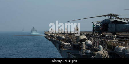 180401-N-ZK 016-0013 5. US-Flotte EINSATZGEBIET (1. April 2018) Wasp-Klasse amphibisches Schiff USS Iwo Jima (Vordergrund) und Komponenten der Iwo Jima amphibischen Bereitschaft Gruppe sind unterwegs in der Alligator Dolch - ein Kampf Generalprobe vor der Küste von Dschibuti, Afrika. Iwo Jima in Mayport, Florida, ist homeported in regelmäßigen Bereitstellung in den USA 5 Flotte Bereich für Maßnahmen zur Erhöhung der Sicherheit des Seeverkehrs Operationen Verbündeten und Partnern zu beruhigen, und der Freiheit der Schiffahrt und des freien Handels in der Region erhalten. (U.S. Marine Foto von Masse Comm Stockfoto