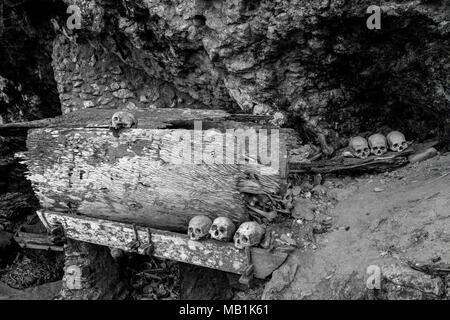 Tana Toraja - Beerdigungen, Gräber, Grabstätten in Höhlen. Menschliche sculls um Grabstätten sind häufig. Südsulawesi, Indonesien. Stockfoto