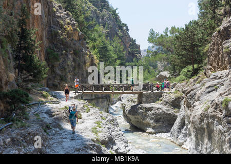 Wanderer zu Fuß durch die engen Portes Abschnitt der Samaria Schlucht. Agia Roumeli, Sfakia, Region Chania, Kreta (Kriti), Griechenland Stockfoto