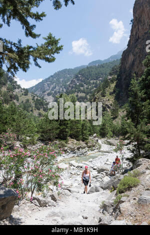 Wanderer zu Fuß durch die engen Portes Abschnitt der Samaria Schlucht. Agia Roumeli, Sfakia, Region Chania, Kreta (Kriti), Griechenland Stockfoto