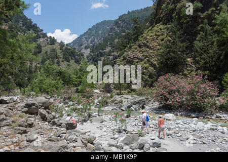 Wanderer zu Fuß durch die engen Portes Abschnitt der Samaria Schlucht. Agia Roumeli, Sfakia, Region Chania, Kreta (Kriti), Griechenland Stockfoto