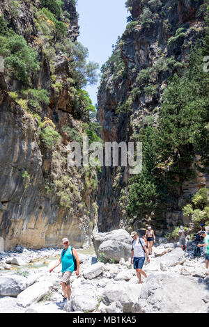 Wanderer zu Fuß durch die engen Portes Abschnitt der Samaria Schlucht. Agia Roumeli, Sfakia, Region Chania, Kreta (Kriti), Griechenland Stockfoto