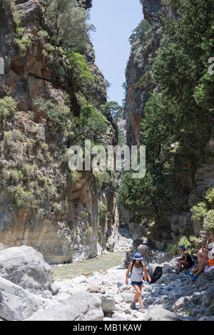 Wanderer zu Fuß durch die engen Portes Abschnitt der Samaria Schlucht. Agia Roumeli, Sfakia, Region Chania, Kreta (Kriti), Griechenland Stockfoto