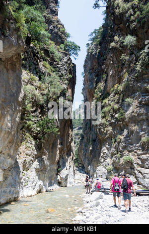 Wanderer zu Fuß durch die engen Portes Abschnitt der Samaria Schlucht. Agia Roumeli, Sfakia, Region Chania, Kreta (Kriti), Griechenland Stockfoto