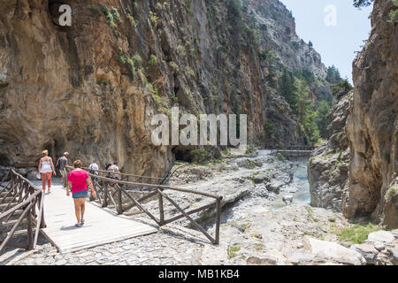 Wanderer zu Fuß durch die engen Portes Abschnitt der Samaria Schlucht. Agia Roumeli, Sfakia, Region Chania, Kreta (Kriti), Griechenland Stockfoto