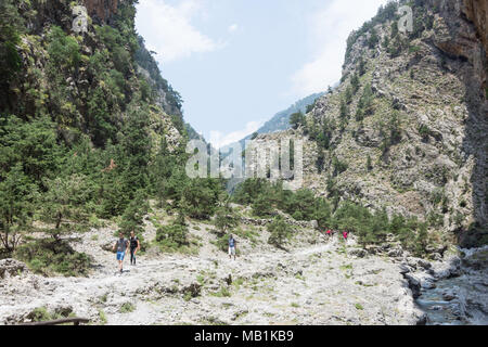 Wanderer zu Fuß durch die engen Portes Abschnitt der Samaria Schlucht. Agia Roumeli, Sfakia, Region Chania, Kreta (Kriti), Griechenland Stockfoto