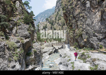 Wanderer zu Fuß durch die engen Portes Abschnitt der Samaria Schlucht. Agia Roumeli, Sfakia, Region Chania, Kreta (Kriti), Griechenland Stockfoto