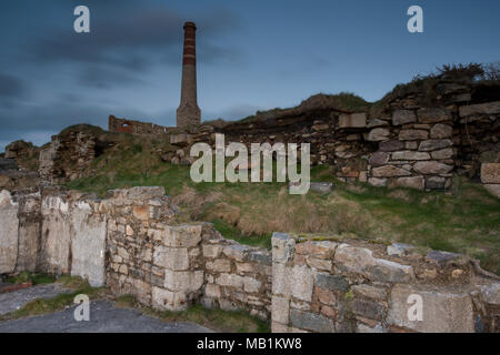 Stillgelegten Zinn Minen, die in der Levante aufgegeben wurden, hängend und botallack Regionen der West Cornwall Cornwall. Tin Mining Engine Häuser. Stockfoto