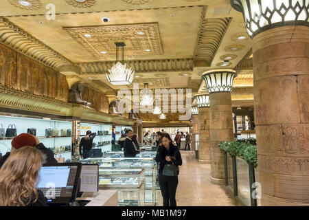 Luxus Geldbeutel auf Verkauf, Harrods Kaufhaus, Brompton Road, Knightsbridge, London, England, Großbritannien Stockfoto