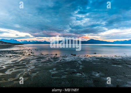 Sonnenuntergang am Strand in Homer, Alaska. Stockfoto