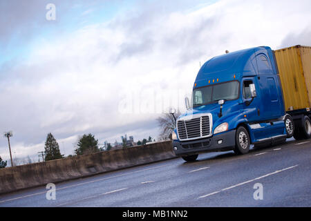 Blue professional Big Rig Semi Truck mit Hochdach cab für Komfort und Ruhe der LKW-Fahrer bei der Langstrecke Freight Transport Container auf Fl Stockfoto
