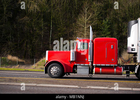 Klassische mächtige amerikanische Motorhaube Professionelle red Big Rig Semi Truck Transport Auflieger mit reefer Einheit für Kältetechnik Cargo, o Stockfoto