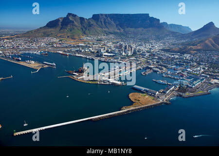 Hafen von Kapstadt, V&A Waterfront, CBD, und Tafelberg, Kapstadt, Südafrika - Luftbild Stockfoto