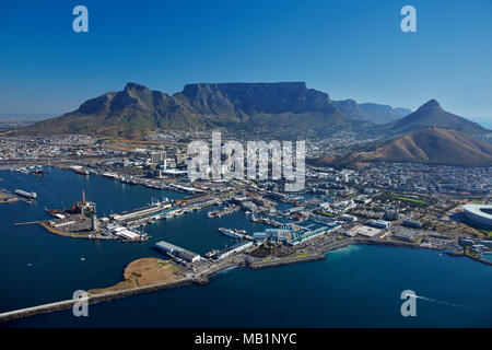 Hafen von Kapstadt, V&A Waterfront, CBD, und Tafelberg, Kapstadt, Südafrika - Luftbild Stockfoto