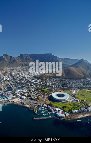 Cape Town Stadium, V & A Waterfront (links) und Tafelberg, Cape Town, South Africa - Antenne Stockfoto