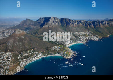 Clifton Beach (links) und Camps Bay (rechts), Table Mountain, und die zwölf Apostel, Kapstadt, Südafrika - Antenne Stockfoto