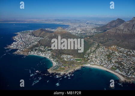 Clifton Beach (links), Camps Bay (rechts), und den Tafelberg, Kapstadt, Südafrika - Luftbild Stockfoto