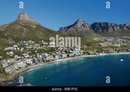 Luxus Apartments, Clifton Beach, Lion's Head und Tafelberg, Kapstadt, Südafrika - Luftbild Stockfoto