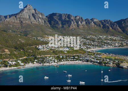 Clifton Beach, den Tafelberg und die Zwölf Apostel, Kapstadt, Südafrika - Luftbild Stockfoto