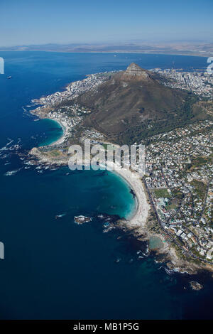 Clifton Beach (ganz links) und Camps Bay (rechts), und dem Lion's Head, Kapstadt, Südafrika - Luftbild Stockfoto