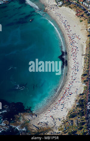 Menschen am Strand von Camps Bay, Kapstadt, Südafrika - Antenne Stockfoto