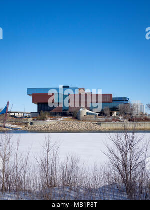 Das Äußere des n Galerie für Moderne Kunst ab über den gefrorenen South Saskatchewan River in Saskatoon, Saskatchewan, Kanada gesehen. Stockfoto